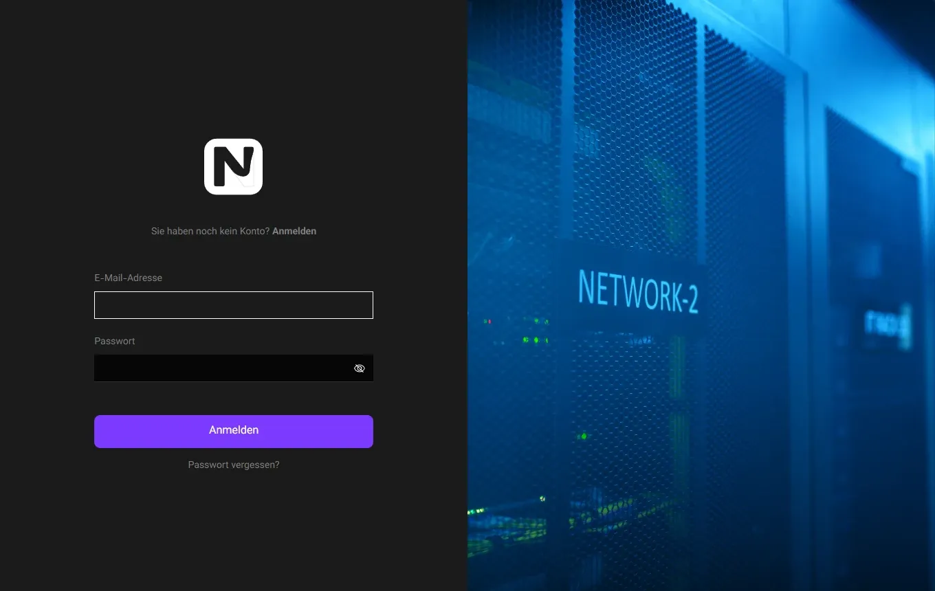 Anmeldeseite des Nexthosting-Webpanels mit Feldern für E-Mail-Adresse und Passwort und Knopf Anmelden